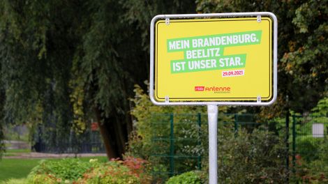 Das Antenne Ortsschild steht schon auf dem Gelände der Landesgartenschau, Bild: Thomas Lähns