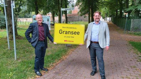 inks: stellvertretender Amtsdirektor Wolfgang Schwericke, rechts: Bürgermeister von Gransee Mario Gruschinske, Bild: Antenne Brandenburg/A. Heisig