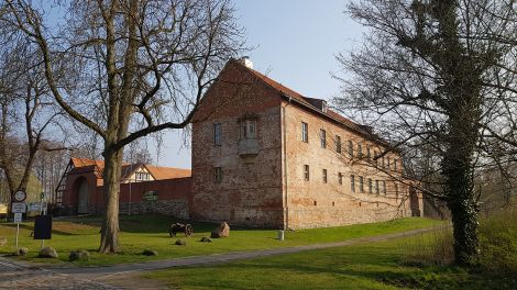 Außenansicht der Burg Storkow. Anhand der historischen Mauern lässt sich ihre 800-jährige Geschichte erzählen. Die Burg verfügt bis heute über besondere Details wie z.B. einen Kerker, Bild: Antenne Brandenburg/Eva Kirchner-Rätsch