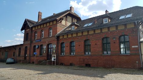 Der denkmalgeschützte Bahnhof Storkow wurde 1898 eröffnet. Er wurde im typisch preußischen Stil gebaut. Von hier aus geht es mit der RB 36 Richtung Beeskow oder Königs Wusterhausen, Bild: Antenne Brandenburg/Eva Kirchner-Rätsch