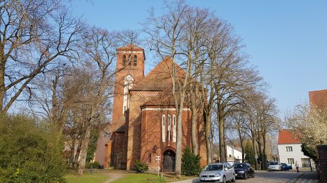 Die Storkower Stadtkirche wurde erstmals 1346 erwähnt. Sie fiel wiederholt Stadtbränden zum Opfer. Der heutige neogotische Ziegelbau stammt von 1859. Der Kirchturm ist 36 Meter hoch, Bild: Antenne Brandenburg/Eva Kirchner-Rätsch