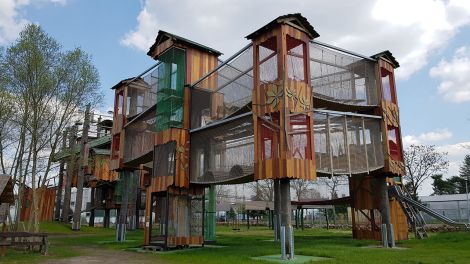 Sich verirren über den Dächern Storkows - das geht im Höhenlabyrinth de Irrlandia. Seit 2019 können Gäste des Mitmachparks in luftiger Höhe klettern, balancieren und sich verirren, Bild: Antenne Brandenburg/Eva Kirchner-Rätsch