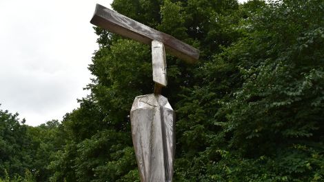 Parzival - die Stahlskulptur (1994) von Matthias Zágon Hohl-Stein vor der Temnitzkirche in Netzeband, Bild: Antenne Brandenburg / Bjoern Haase-Wendt