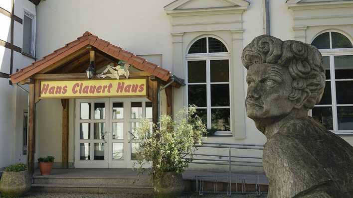 Holzfigur vor dem Hans Clauert Haus in Trebbin, Bild: imago images/S. Steinach