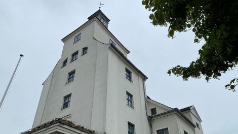 „Das weiße Haus“ – gibt es auch in Treuenbrietzen. Das ist das Rathaus der Stadt. Es steht inmitten der historischen Altstadt, Foto: Antenne Brandenburg/Monique Ehmke