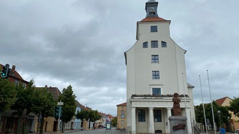 Das Treuenbrietzener Rathaus mit den „Hakenbuden“, Foto: Antenne Brandenburg/Monique Ehmke