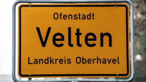 Ortseingangsschild der Ofenstadt Velten, Bild: dpa/Paul Zinken
