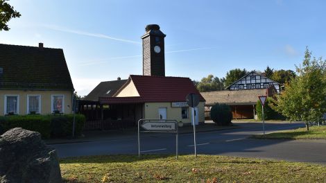 Der alte Feuerlöschturm ist heute Heimat der Störche. Direkt auf die Spitze wurde ein Storchennest gesetzt, Foto: rbb/Haase-Wendt