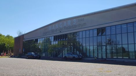 Ehemaliger Hangar. Nach dem Umbau heute eine Mehrzweckhalle, Bild: Antenne Brandenburg / Eva Kirchner-Rätsch