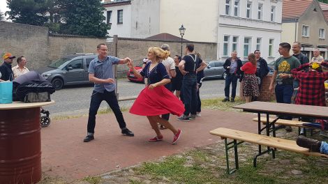 Rock'n'Roll Tanzeinlage vor einem Modegeschäft, Bild: Antenne Brandenburg / Eva Kirchner-Rätsch