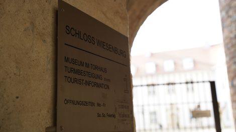 Wegweiser am Schloss Wiesenburg, Foto: Antenne Brandenburg/Christofer Hameister