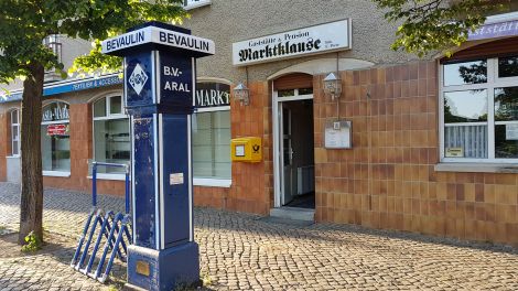 Historische Zapfsäule vor einer heutigen Bierkneipe, Bild: Antenne Brandenburg/Fred Pilarski