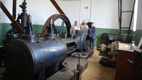 An der historischen Dampfmaschine – Eckhard Dürr, Lothar Stampehl und Matthias Dürr vom Brauereimuseum, das von der Dessower Interessengemeinschaft betrieben wird, Bild: Antenne Brandenburg/ Andreas Pötzl