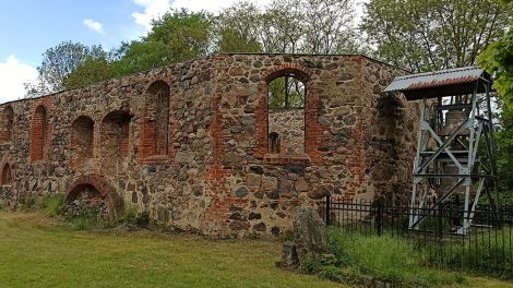 Im Ortsteil Ganzer sind von der früheren Feldsteinkirche nur noch die Umfassungsmauern übrig. Die Kirche wurde 1973 wegen Baufälligkeit abgerissen. Seit 2010 kümmert sich ein Verein um die Sanierung der Kirchenreste, Bild: Antenne Brandenburg/Björn Haase-Wendt