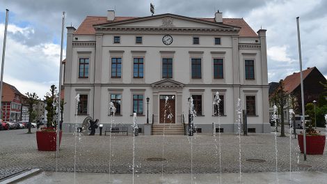 Das historische Rathaus von Wusterhausen. Es wurde im letzten Jahr umfassend saniert und als Denkmal des Monats der AG Historische Stadtkerne ausgezeichnet, Bild: Antenne Brandenburg/Björn Haase-Wendt