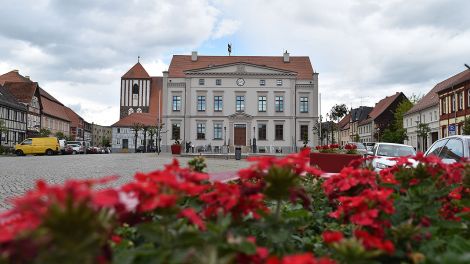 Der Marktplatz mit dem Rathaus ist der zentrale Platz in Wusterhausen/Dosse. Hier findet auch regelmäßig der Wochenmarkt stattBild: Antenne Brandenburg/Björn Haase-Wendt