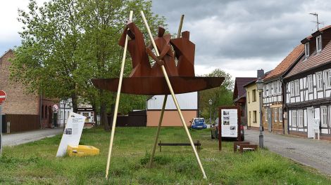 Die „Fluss-Schiffer“ von Wusterhausen. In der Straße zur Schiffahrt erinnern sie an den einstigen Binnenhafen an der Dosse, Bild: Antenne Brandenburg/Björn Haase-Wendt