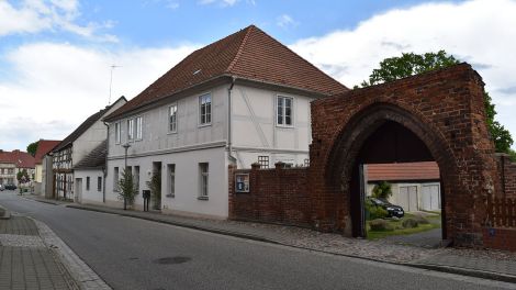 Zeitzeuge längst vergangener Zeiten – der historische Torbogen unweit des Pfarrhauses, Bild: Antenne Brandenburg/Björn Haase-Wendt