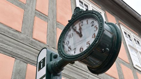 Früher befand sich die Uhr am Haus des Uhrmachers Paul Gromadies hinter dem Rathaus, Bild: Antenne Brandenburg/Björn Haase-Wendt