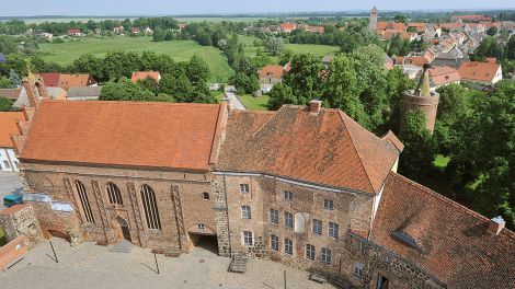 Blick in den Innenhof der Bischofsresidenz Burg Ziesar, Bild: dpa/Bernd Settnik