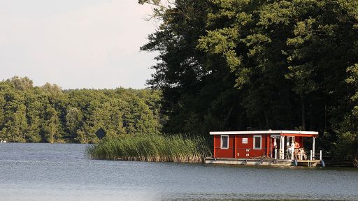 Hausboot auf dem Gudelacksee bei Lindow, Bild: dpa/Johann Scheibner