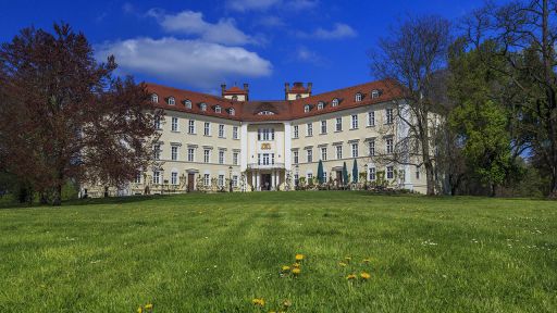 Das Schloss Lübbenau wurde 1817 bis 1839 von der Familie von zu Lynar im klassizistischen Stil gebaut. Im Schloss trafen sich 1944 die Verschwörer um Claus Schenk Graf von Stauffenberg., Foto: imago/Rainer Weisflog