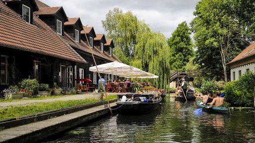 Spreewald, Lübbenau/Ortsteil Lehde - hier wirds eng, wenn Kahnfahrer und Paddelboote zusammentreffen, Foto: imago/Torsten Becker