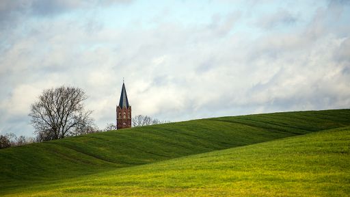 Kirchturm im uckermärkischen Altkünkendorf , Bild: dpa/Patrick Pleul