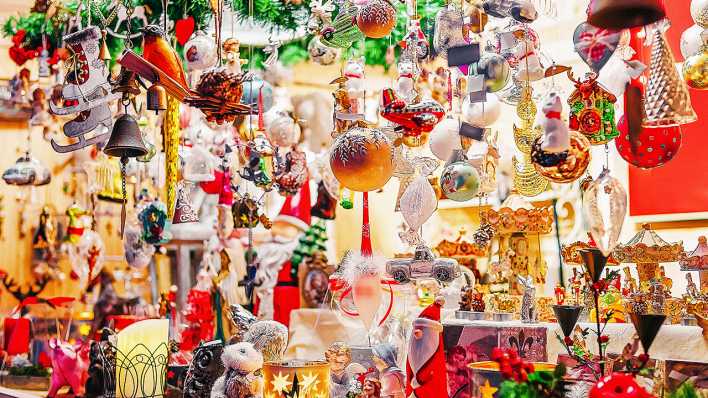 Weihnachtsdekoration auf einem Weihnachtsmarkt, Bild: Colourbox