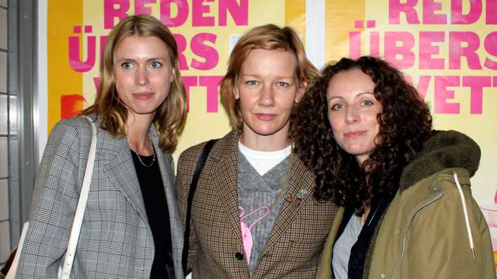 Luise Hauschild, Sandra Hüller und Annika Pinske bei der Premiere des Kinofilms Alle reden übers Wetter, Bild: imago-images / Matthias Wehnert