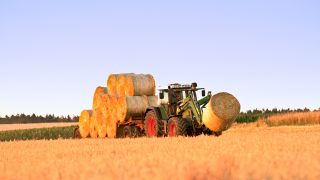 Traktor auf Feld, Foto: Colourbox, Ralf Matok