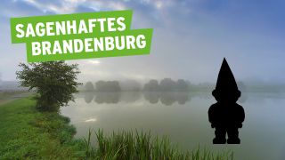 Sagenhaftes Brandenburg: Landschaft mit See im Nebel, Silhouette eines Lutkis, Foto: imago images / blickwinkel; Antenne Brandenburg