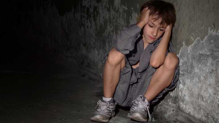 Frustrierter Junge sitzt an einer Wand, Bild: Colourbox