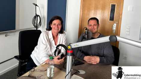 Philipp Behar-Kremer vom Verein Cybermobbing-prävention.de und Sybille Seitz, Collage: Antenne Brandenburg