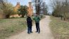 Karl-Heinz Friedrich (li.) vom Heimatverein Petzow und Frank Schroeder vor dem einstigen Schloss, Bild: Antenne Brandenburg