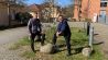 Antenne-Reporter Frank Schroeder (re.) mit dem Experten für invasive Arten beim Landesamt für Umwelt, Lars Lachmann (li). , Bild: Antenne Brandenburg