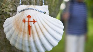 Jakobsmuschel im Garten einer Pilger-Herberge in Sieversdorf, sie ist das Zeichen für Pilger auf dem historischen Jakobsweg, Foto (c): dpa-bildfunk