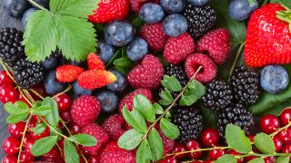Mischung verschiedener Beeren: Erdbeeren, Himbeeren, Brombeeren, Heidelbeeren, Johannisbeeren, Foto: Colourbox