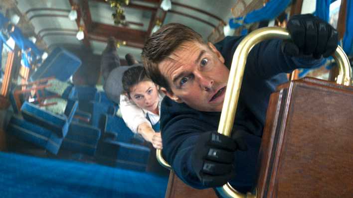 Tom Cruise als Ethan Hunt und Hayley Atwell als Grace in einer Szene des Films "Mission: Impossible 7 - Dead Reckoning Teil Eins", Bild: dpa/Paramount Pictures and Skydance