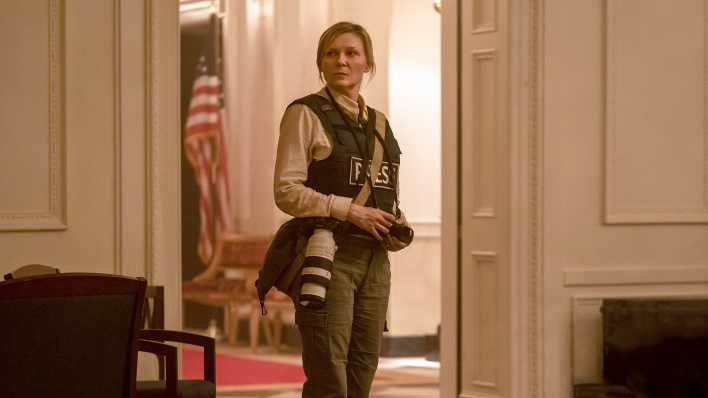 Kirsten Dunst in einer Szene des Films "Civil War", Bild: A24/DCM/Murray Close