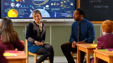 Bridget Jones (Renee Zellweger) und Mr. Walliker (Chiwetel Ejiofor) in einer Szene des Films "Bridget Jones - Verrückt nach ihm" , Bild: dpa/Universal/Jay Maidment