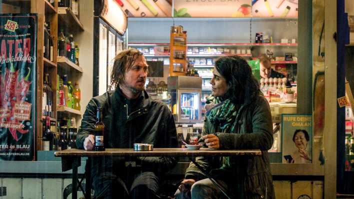 Lars Eidinger (l) und Tala al-Deen in einer Szene des Films «Das Licht» (undatierte Filmszene), Quelle: X-Filme AG, Frederic Batier