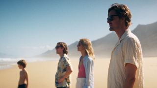 Dylan Torrell (l-r), Jack Farthing, Stacy Martin, Sam Riley in einer Szene des Films "Islands", Bild: dpa-bildfunk