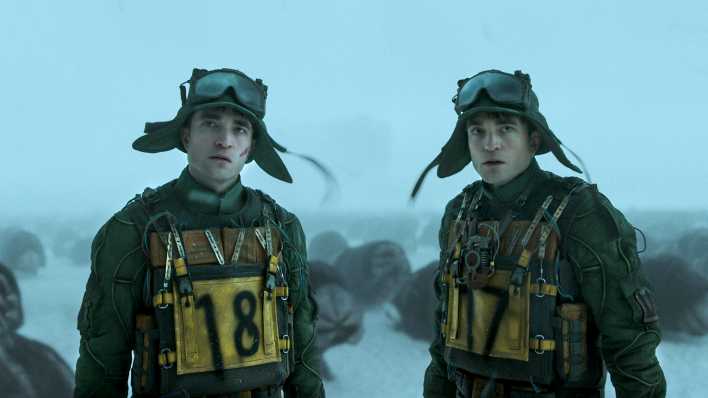 Robert Pattinson in einer Doppelrolle als Mickey 17 (r) und Mickey 18 in einer Szene des Films «Mickey 17» (undatierte Filmszene), Quelle: Warner Bros.