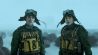 Robert Pattinson in einer Doppelrolle als Mickey 17 (r) und Mickey 18 in einer Szene des Films «Mickey 17» (undatierte Filmszene), Quelle: Warner Bros.