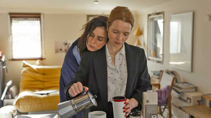 Karoline Herfurth und Nora Tschirner in einer Szene des Films "Wunderschöner", Bild: Warner Bros. Entertainment GmbH/Anne Wilk