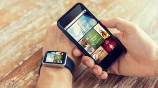 Smartwatches und ein Handy, Foto: Colourbox