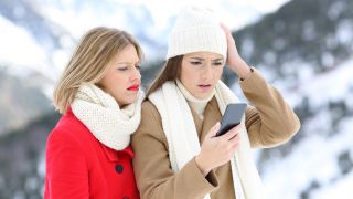 Frauen im Winter mit Handy, Foto: Colourbox