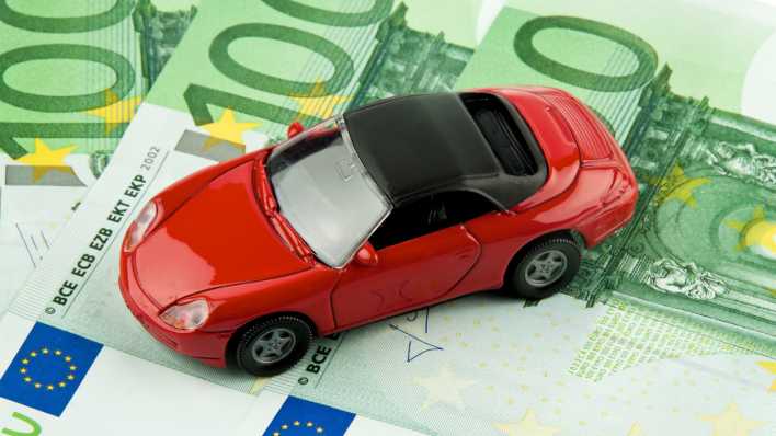 Auto auf Geldscheinen, Foto: COLOURBOX - Erwin Wodicka