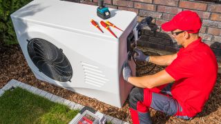 Techniker installiert Wärmepumpe, Colourbox